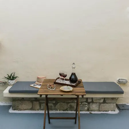 Apironero House * Plouti